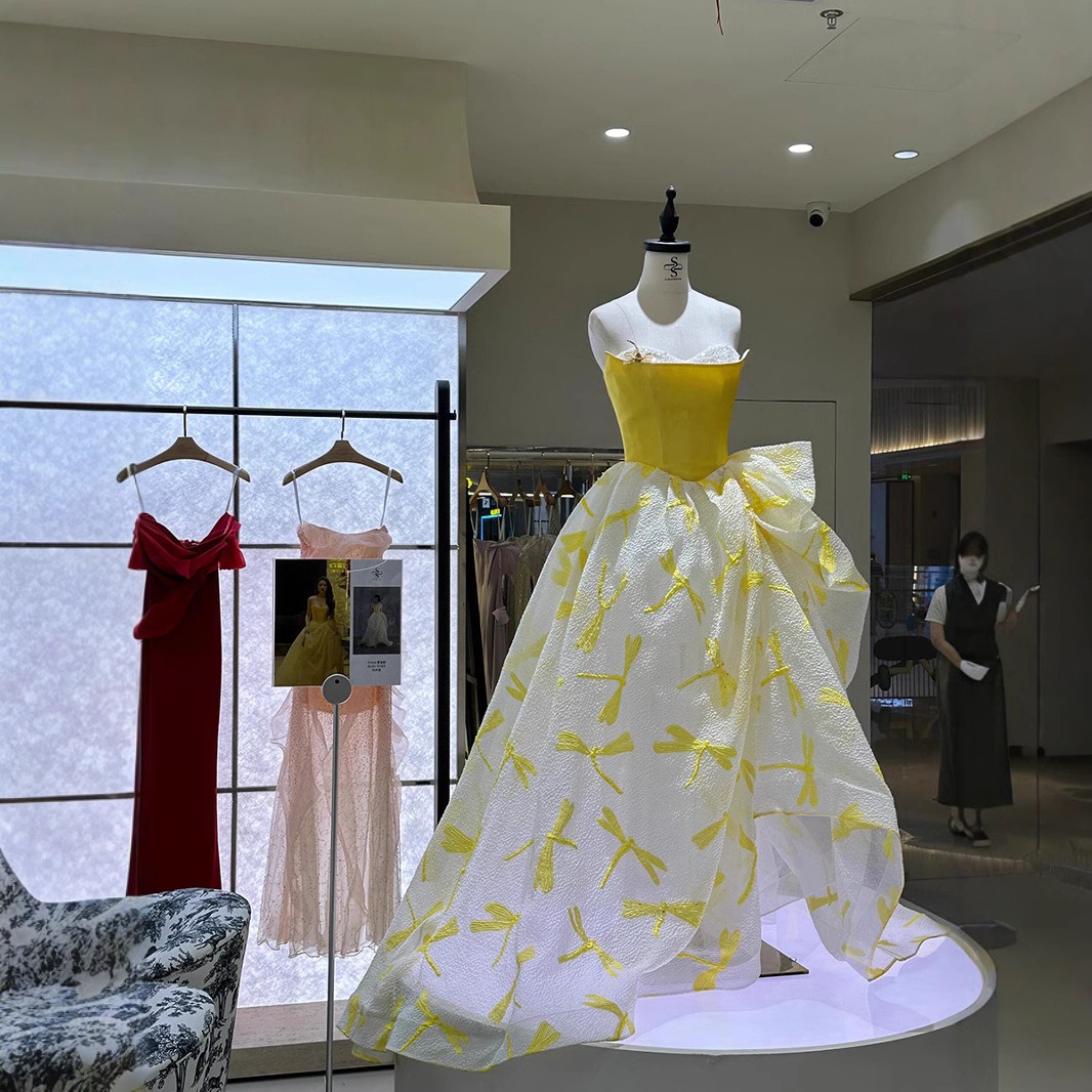 Eleganckie żółte satynowe suki – Embroidery Yellow Dress recenzja i cena